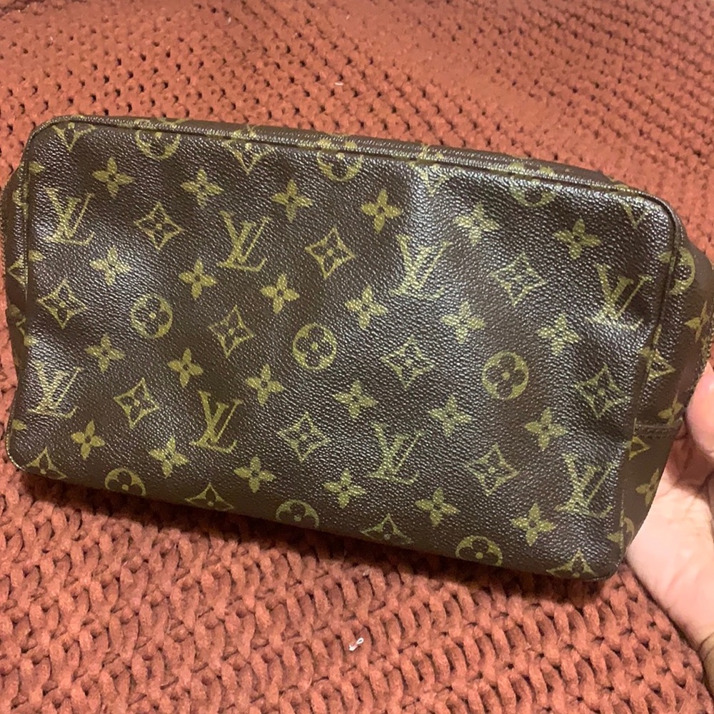 Vintage toiletry bag.   Beautiful condition.  Very clean 100% authentic